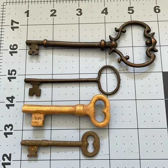 Set of Antique Skeleton Keys - Picture 1 of 2